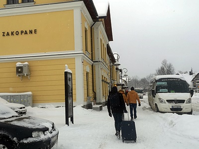 tourist dragging the suitcase in the snow