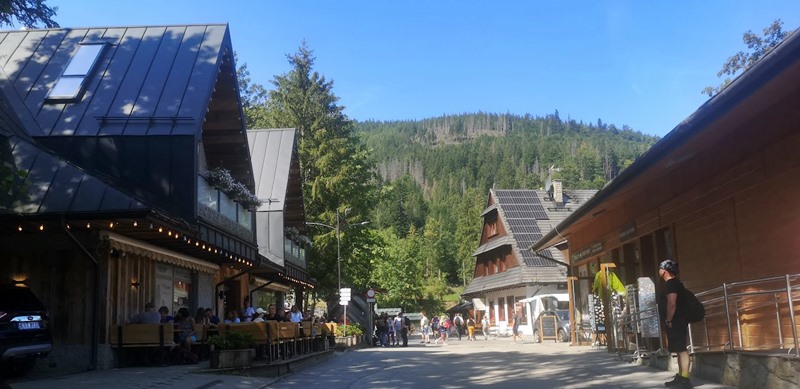 shops, restaurants and apartments in Kuznice